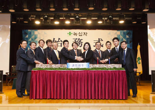 4일 경기도 용인의 녹십자 본사에서 허일섭 녹십자 회장(오른쪽 여섯번째)과 임직원들이 시무식을 갖고 신년축하떡을 자르고 있다.  녹십자 제공